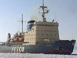 Спасение скованных льдами судов в Охотском море осложняет непогода