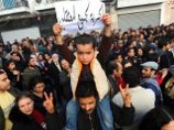 За последние сутки в Тунисе в ходе столкновений групп молодежи с полицией погибли 14 человек За последние сутки в Тунисе в ходе столкновений групп молодежи с полицией погибли 14 человек