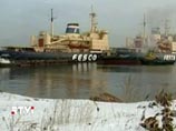Ледоколы  "Красин" и "Адмирал Макаров" взяли на буксир застрявший во льдах Сахалинского залива "Берег Надежды"