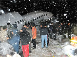 Число жертв авиакатастрофы в Иране выросло до 77, найден один из "черных ящиков"