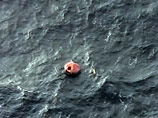 Накануне было найдено два тела: одно - в надувном полузатопленном спасательном плоту на расстоянии около 30 м от берега, второе - на берегу в порту Холмск