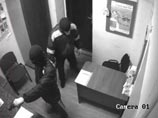 В Крыму экс-спецназовцы, воевавшие в Ираке, тщетно пытались запугать клерков в банке игрушечными пистолетами В Крыму экс-спецназовцы, воевавшие в Ираке, тщетно пытались запугать клерков в банке игрушечными пистолетами