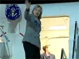 Позже, после всех встреч и переговоров, поднимаясь на борт самолета в Сане, Хиллари Клинтон оступилась на пороге и упала внутрь салона