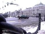 На Тверской в каток превратилась нечетная сторона улицы, где пешеходные зоны практически не очищаются от выпавшего снега