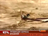 а кадрах видно, как женщина, прячущаяся от прибывающей воды на крыше своего дома и удерживающая на руках собаку, была вынуждена выбирать: погибнуть вместе с псом или спастись а кадрах видно, как женщина, прячущаяся от прибывающей воды на крыше своего дома и удерживающая на руках собаку, была вынуждена выбирать: погибнуть вместе с псом или спастись