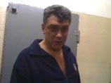 Один из лидеров движения "Солидарность" Борис Немцов и председатель коалиции "Другая Россия" Эдуард Лимонов в субботу вечером выйдут на свободу из московского изолятора после 15 суток административного ареста