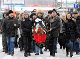 Сами футбольные болельщики также начали возлагать цветы к месту убийства Свиридова