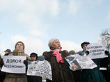 Оппозиционеры провели в центре Москвы пикет против арестов Немцова, Лимонова и других