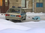 Гастарбайтер из Узбекистана погиб в Петербурге, сорвавшись с крыши, которую чистил