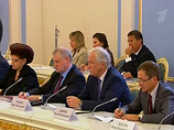 Встреча проходит в новом, расширенном формате: на нее приглашены члены президиума Совета Федерации и совета Госдумы, а также лидеры четырех парламентских партий - "Единой России", КПРФ, ЛДПР и "Справедливой России"
