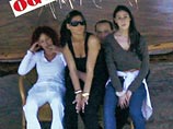 Берлускони не отрицает, что устраивал в своих роскошных особняках "релакс-пати", куда привозили танцовщиц, ведущих метеоновостей на телевидении, работниц эскорт-агентств и проституток