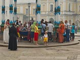 К счастью, как пишет исследовательница церковной "моды", "во многих храмах духовенство и прихожане к "женско-брючному" вопросу равнодушны К счастью, как пишет исследовательница церковной "моды", "во многих храмах духовенство и прихожане к "женско-брючному" вопросу равнодушны