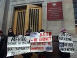 Беременные женщины вышли на улицы, протестуя против снижения пособий Беременные женщины вышли на улицы, протестуя против снижения пособий