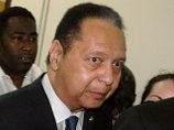 Бывший диктатор Гаити Жан-Клод Дювалье в сопровождении сотрудников полиции покинул здание прокуратуры Порт-о-Пренса