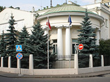В австрийское консульство в Москве Лужков еще не обращался