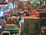 Снегопад, начавшийся в Москве в ночь на четверг, существенно осложнил ситуацию на дорогах