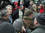 Экс-президент Ющенко перед допросом поругался с людьми, обозвавшими его "паскудой"