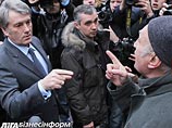 Экс-президент Ющенко перед допросом поругался с людьми, обозвавшими его "паскудой"