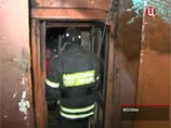В подвале этого дома погибли четверо бездомных мужчин и женщина. Сразу после пожара специалисты заявили о том, что он возник из-за неосторожного обращения с огнем