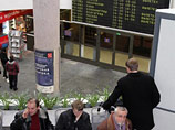 В петербургском аэропорту "Пулково" введен досмотр всех пассажиров и посетителей на входах в аэровокзалы, усилено патрулирование аэровокзалов