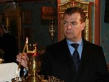 Президент России Дмитрий Медведев посетил подмосковный храм святителя Тихона. Он поставил здесь свечу за упокой погибших