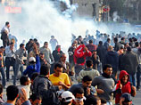 Помимо Каира и Суэца к северо-востоку от столицы, демонстрации и столкновения с полицией произошли в четверг в городах Исмаилия на востоке, Танта и Александрия на севере страны
