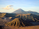 Индонезийский вулкан своими выбросами помешал полетам