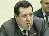 В ходе обсуждения поправок к законопроекту "О полиции" во втором чтении депутат из "Единой России" Андрей Макаров предложил убрать уточнение "с видимыми признаками беременности", запретив вообще бить женщин