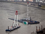 Немецкий танкер с серной кислотой, затонувший на Рейне, может взорваться