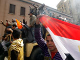 В Египте продлен комендантский час. Но армия братается с демонстрантами
