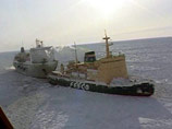 Плавбаза "Содружество" выведена из льдов Охотского моря на чистую воду