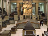 В минувшие выходные, по данным издания, в Египетском музее Каира грабителями, пытающимися похитить сокровища из гробницы фараона Тутанхамона, были повреждены две мумии возрастом 2 тыс. лет