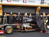 Петров и Кубица представили новый болид Lotus Renault Петров и Кубица представили новый болид Lotus Renault
