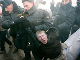 На Триумфальной площади состоялась акция оппозиции: Лимонова остановили на подходе, около 20 задержали на месте