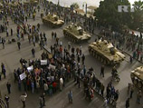 Во вторник в Каире, где, как и по всей стране, действует комендантский час, оппозиция собирается устроить "Марш миллионов", а если Мубарак не уйдет к концу недели, может разразиться кровопролитный бунт