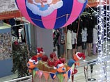 В нижегородском магазине на женщину упала семидесятикилограммовая конструкция: воздушный шар с муравьями