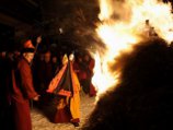 Более 200 человек собрались накануне на территории петербургского буддистского дацана для "очищения" с помощью ритуальных костров "Дугжууба" в преддверии наступления года "железного кролика"