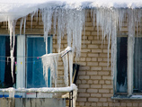 В Москве двое детей получили серьезные травмы из-за упавшего с крыши снега и сосулек