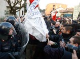На минувших выходных прошла массовая акция протеста против главы правительства Италии. Несколько тысяч демонстрантов собрались у ворот миланской виллы премьера На минувших выходных прошла массовая акция протеста против главы правительства Италии. Несколько тысяч демонстрантов собрались у ворот миланской виллы премьера