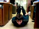В видео на YouTube таможенники катаются в форме по полу на животе, открывают шампанское, а одна из девушек эротично танцует на столе