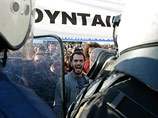 Протестующие медики подрались с полицией в Афинах - недовольных усмирили газом