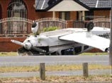 На улице Сиднея рухнул самолет: экипаж вылез из кабины почти невредимым (ВИДЕО)