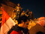 Как передает Reuters, во время выступления Мубарака толпа в Каире в гневе бросала обувь и скандировала: "Долой!"