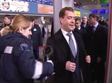 Медведев продолжил внезапные проверки: после Киевского вокзала приехал в аэропорт "Внуково"
