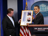 Несмотря на занятость в связи с событиями в Египте, Обама все же нашел время заглянуть на последний пресс-брифинг, проводимый Гиббсом, и вручить ему фоторамку с красующимся внутри галстуком