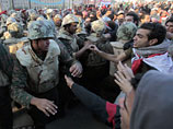 В воскресенье на Тахрире военные начали оттеснять протестующих с проезжей части, разбирать палаточный лагерь