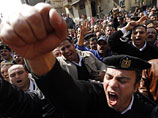 У министерства внутренних дел в центре Каира собрались сотрудники полиции, которые выступали за повышение зарплаты и фиксированный рабочий день