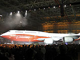 Церемония представления новой машины состоялась в присутствии 10 тысяч работников концерна Boeing, членов их семей и гостей в том же ангаре, где в 1968 году продемонстрировали первый Boeing-747