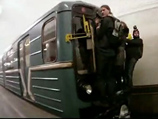 Двое студентов погибли в московском метро, катаясь на крыше поезда