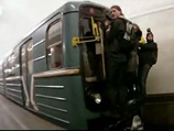 Двое студентов погибли в московском метро, катаясь на крыше поезда Двое студентов погибли в московском метро, катаясь на крыше поезда